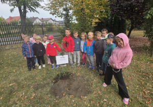 Przedszkolaki sadzą drzewo.