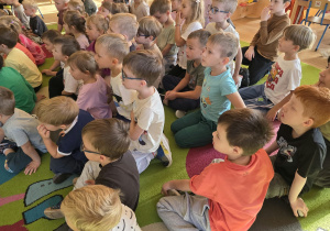 Dzieci oglądają spektakl.