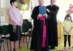 biskup Andrzej Dziuba oraz pani dyrektor