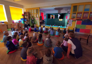 Biedroneczki i Motylki uważnie oglądają teatrzyk.