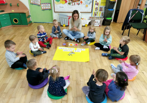 Dzieci z grupy Biedronki słuchają Pani