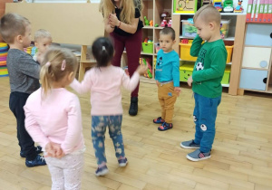 Pani Ania tłumaczy dzieciom zabawę