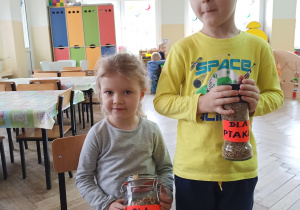 Natalka i Marcin prezentują pokarm dla ptaków.