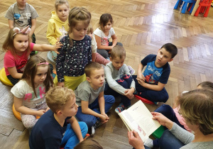 dzieci słuchają opowiadania