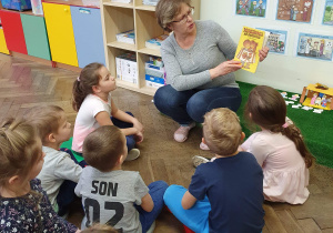 ciocia Magda zapoznaje dzieci z książką