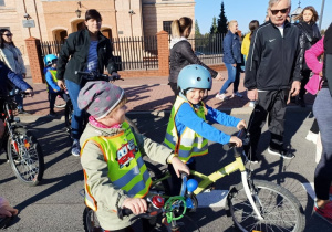 Dzieci na rowerkach pokonują trasę