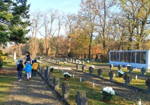 Wizyta na pobliskim cmentarzu