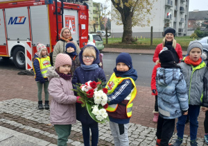 dzieci składaja kwiaty pod pomnikiem Józefa Piłsudskiego