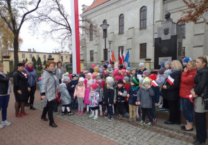 Przedszkolaki przy pomniku Marszałka
