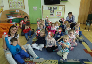 Dzieci z grupy Biedronki prezentują kotyliony