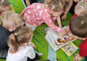 W grupie Bierdronki ciocia Magda czyta maluszkom