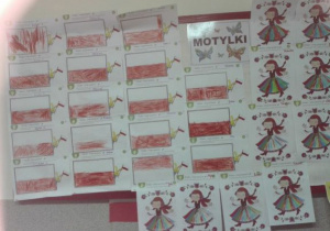 Flaga Polski oraz łowicki strój ludowy w wykonaniu dzieci z grupy Motylki
