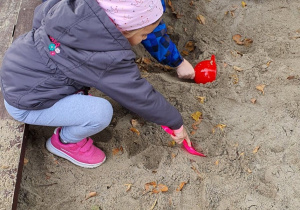 dzieci bawią się piaskiem.