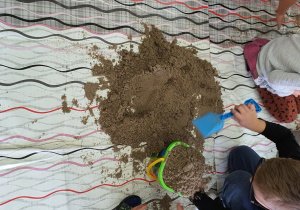 Dzieci bawią się piaskiem.